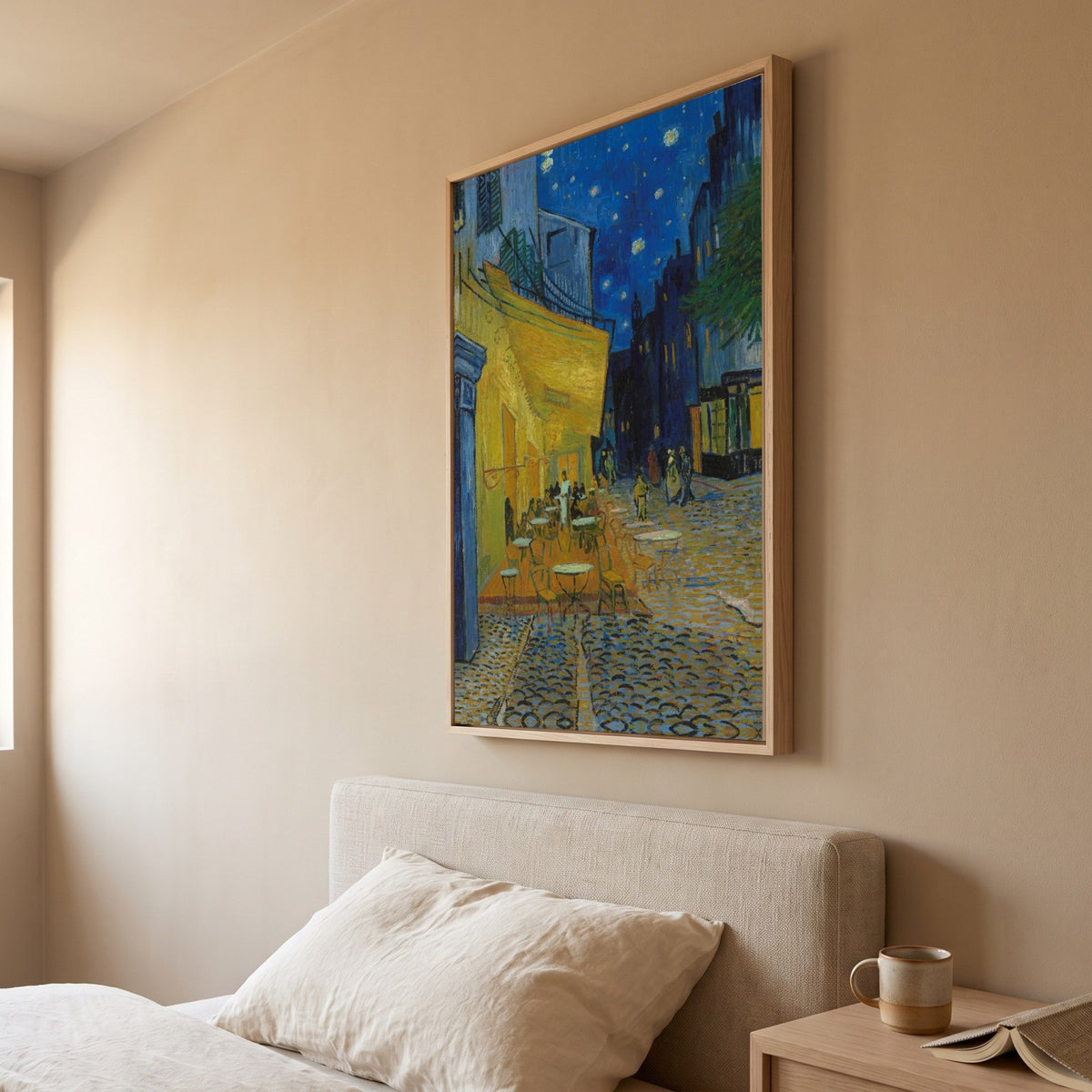 Cuadro Arte Clásico Terraza de Café de Noche – Van Gogh con marco madera natural en dormitorio