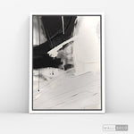 Cargar imagen en el visor de la galería, Cuadro Abstracto Minimalista Gesto Negro Vertical con marco blanco mate - vista lateral
