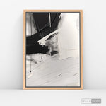 Cargar imagen en el visor de la galería, Cuadro Abstracto Minimalista Gesto Negro Vertical con marco madera natural - vista lateral
