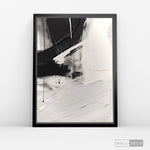 Cargar imagen en el visor de la galería, Cuadro Abstracto Minimalista Gesto Negro Vertical con marco negro mate - vista lateral
